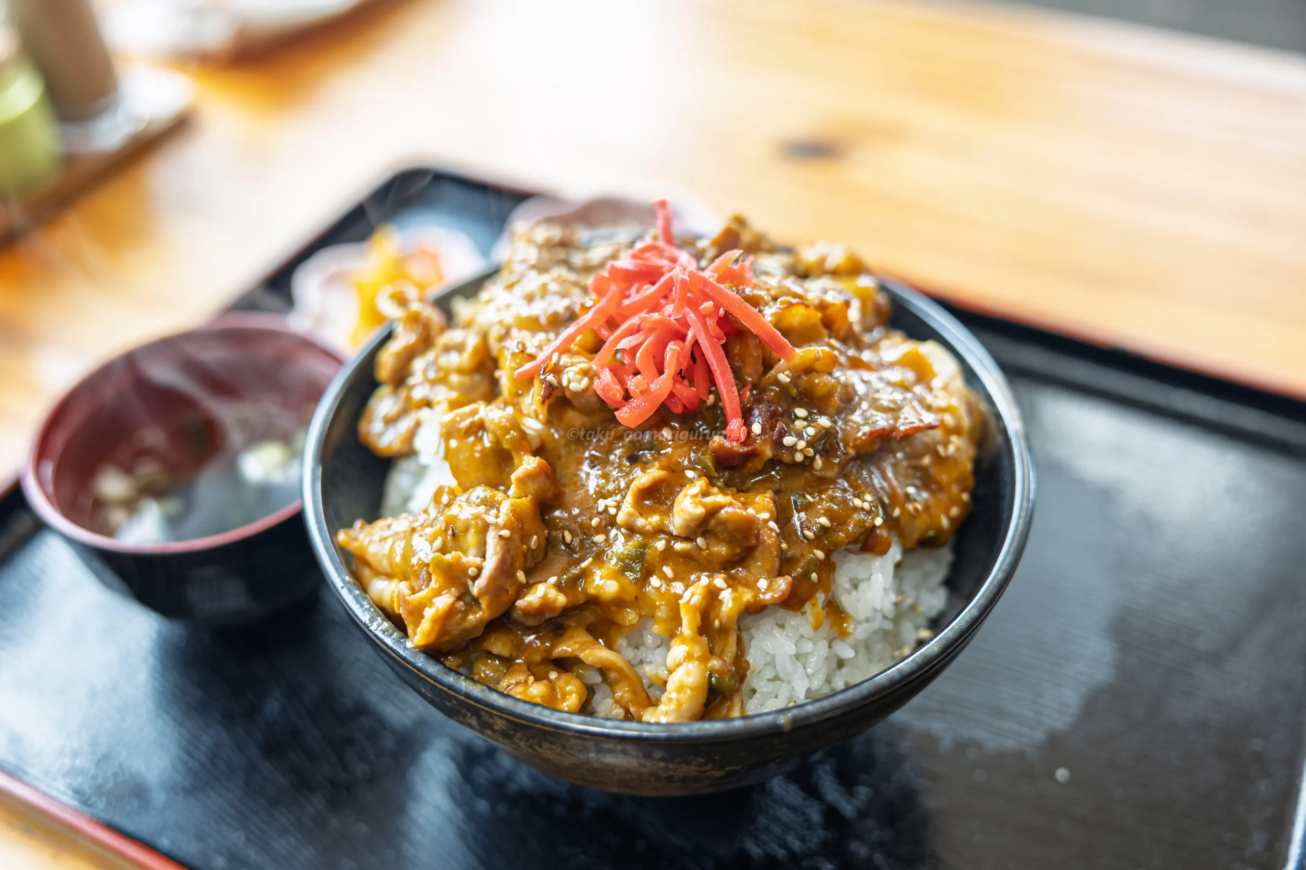 ピリ辛ナンバみそが乗った清水野茶屋の豚みそ丼