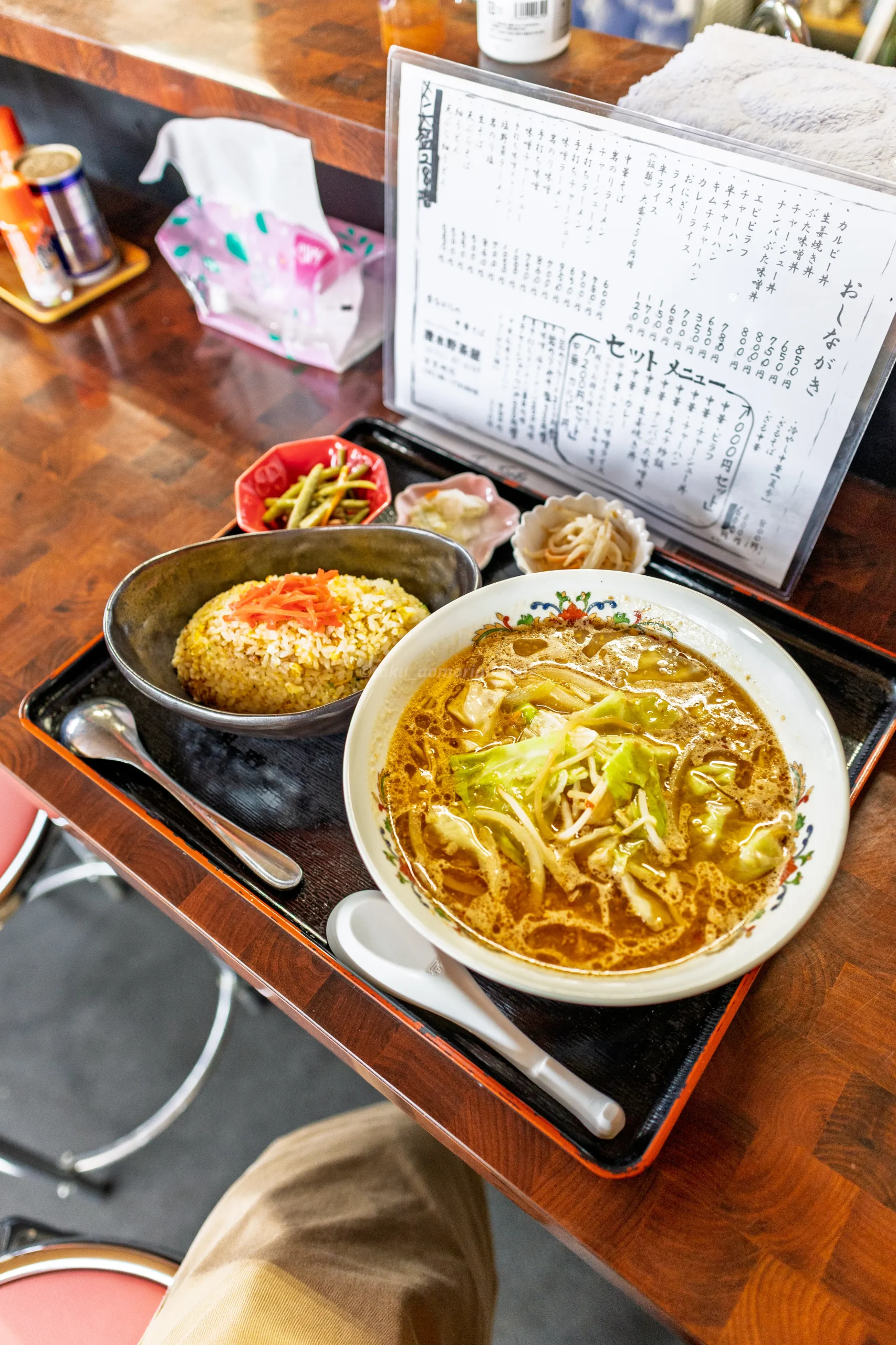 味噌ラーメンとチャーハンが付いた清水野茶屋のセットメニュー