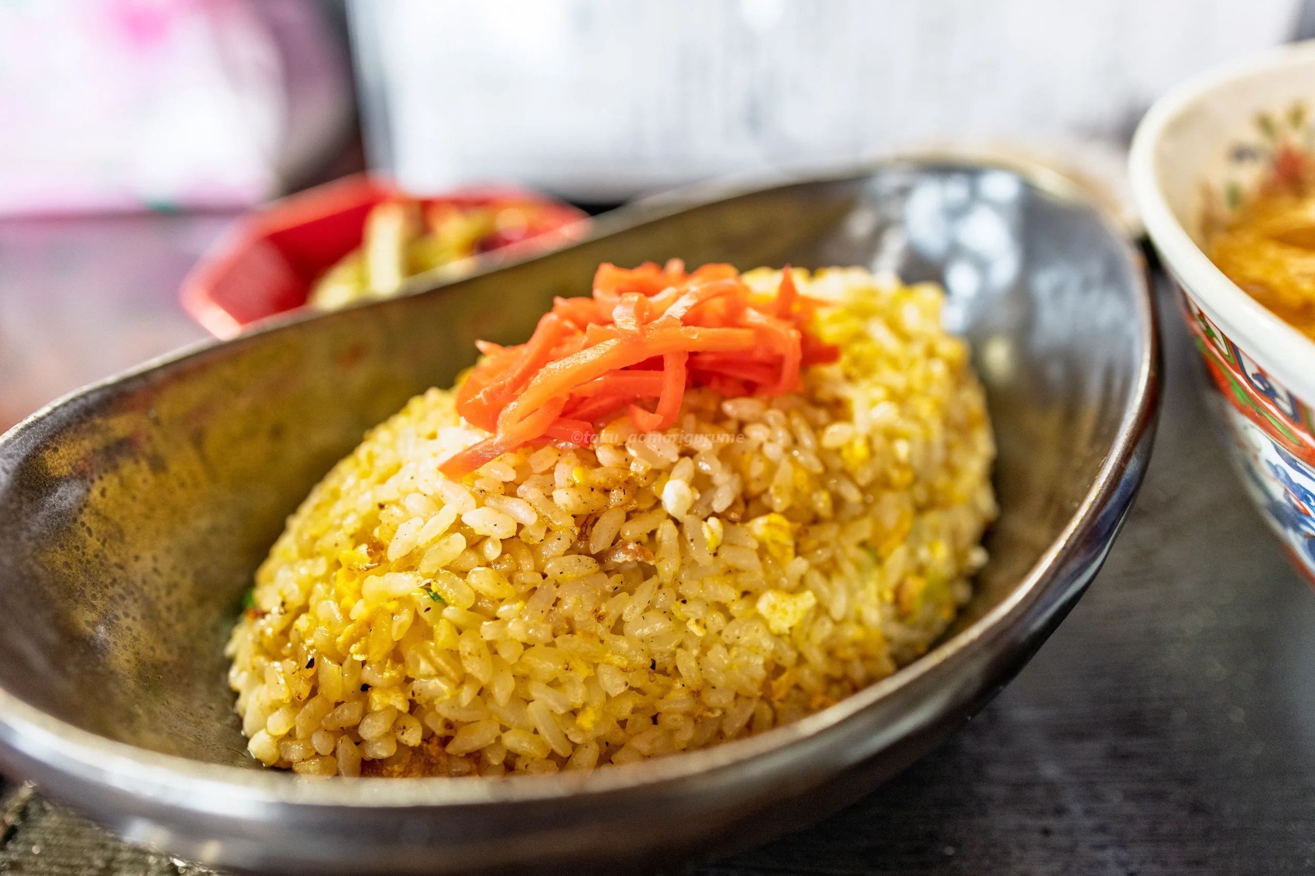 紅生姜入りでボリュームのある清水野茶屋のチャーハン