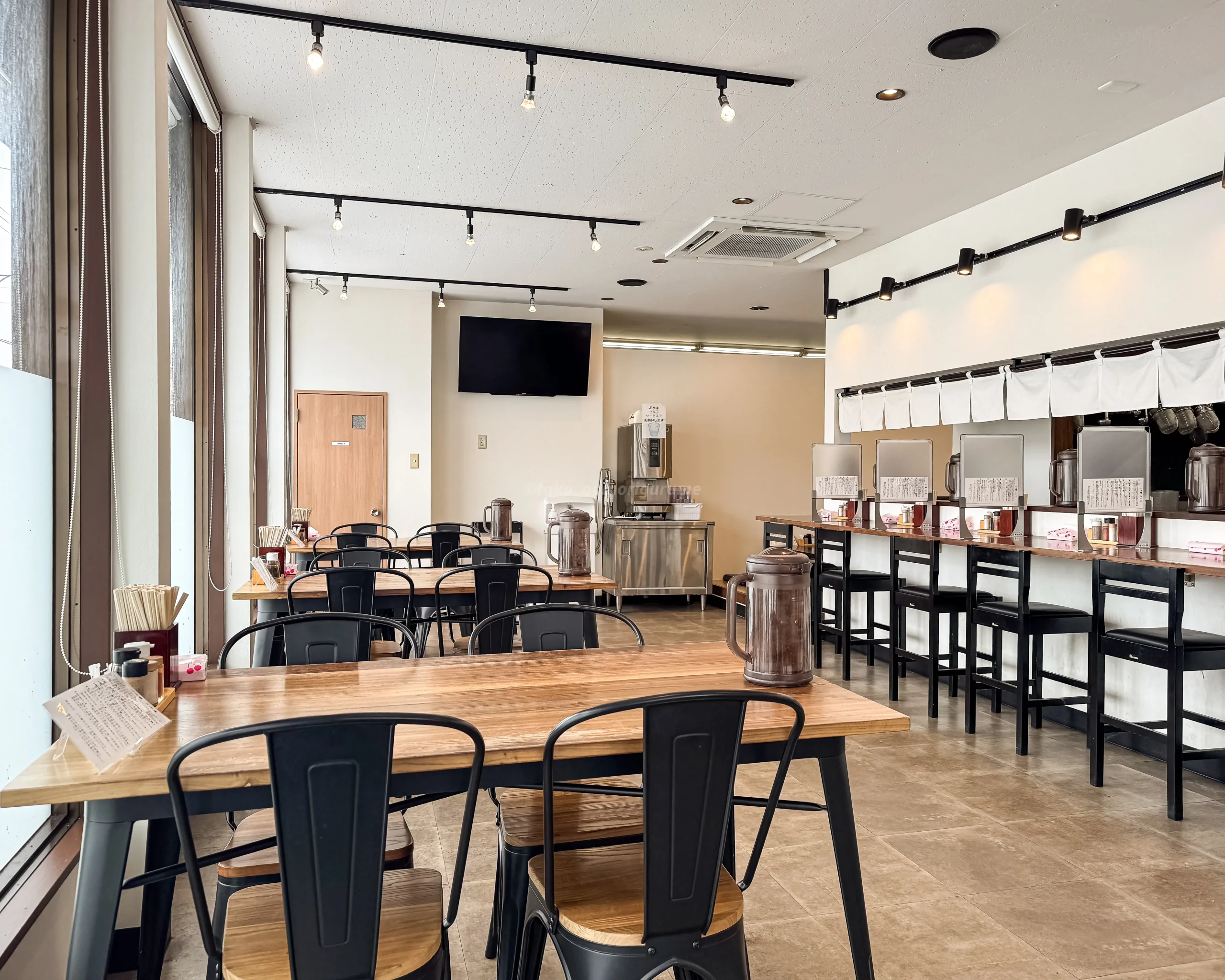 らぁ麺 ひら山 浪岡店の店内全体と座席配置の様子