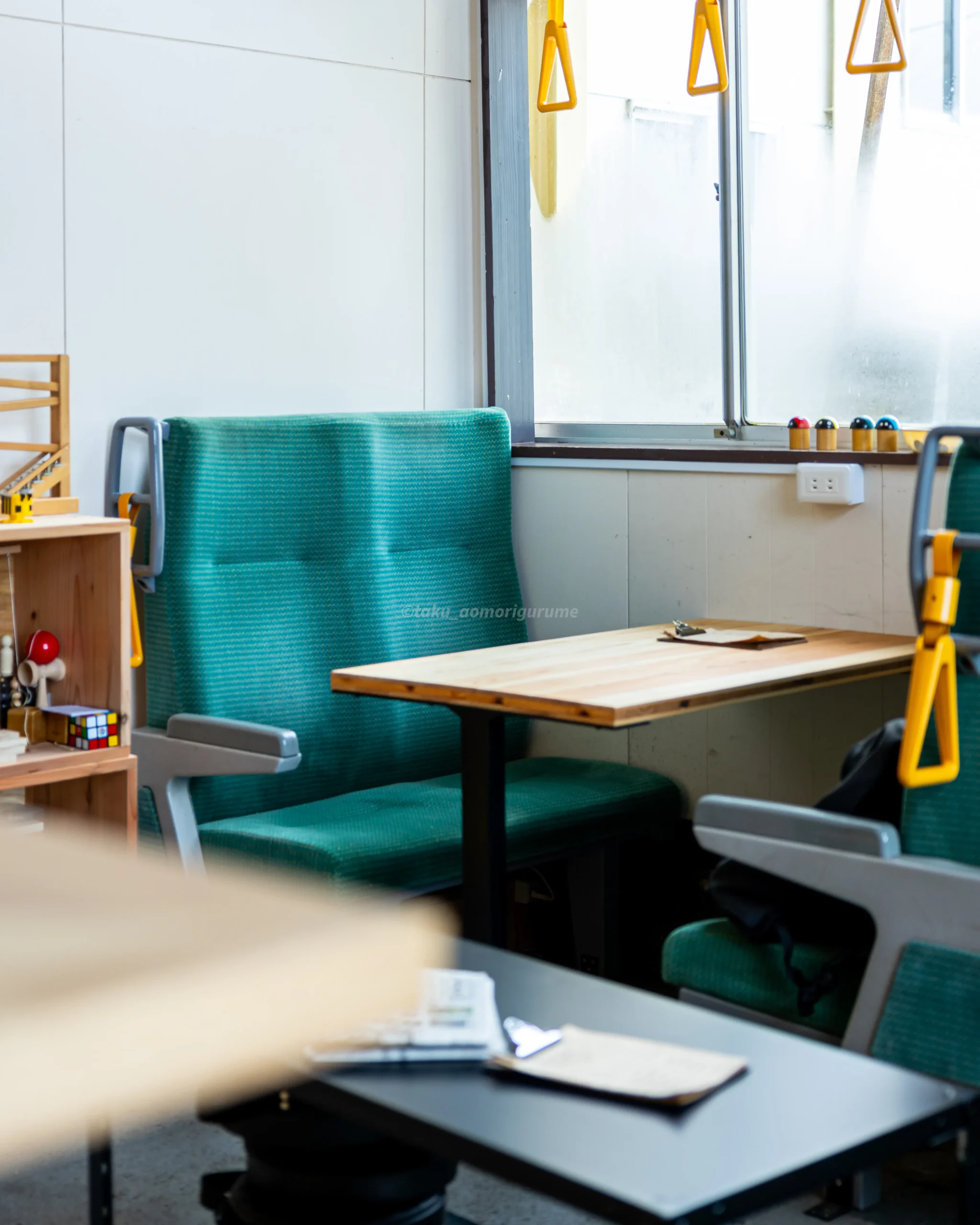 碇ヶ関駅内カフェRUUP/のカウンター席とテーブル席