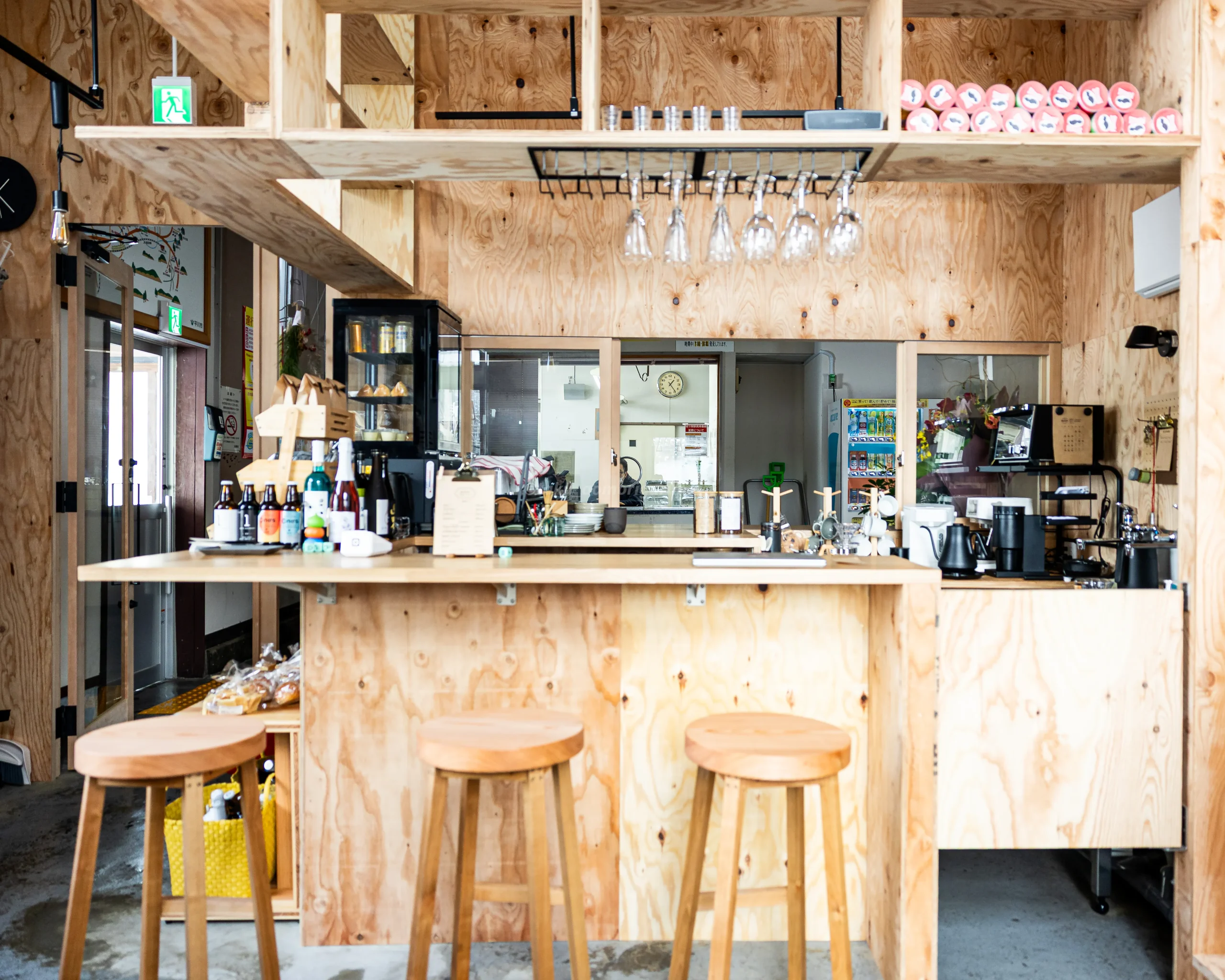 木材を基調とした温かい雰囲気の平川市RUUP/の店内